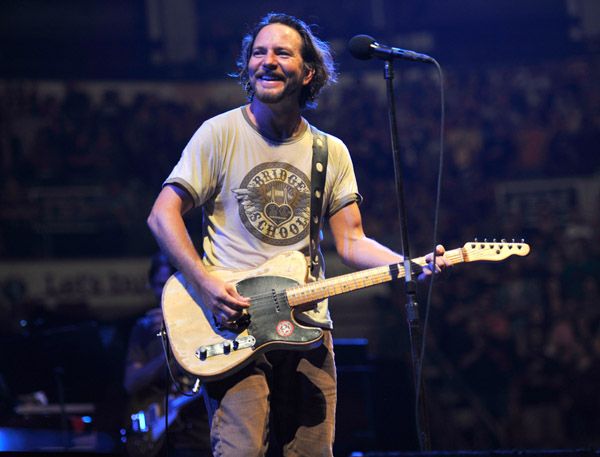 eddie-vedder-playing-guitar-image_zpsb2be40cd.jpg