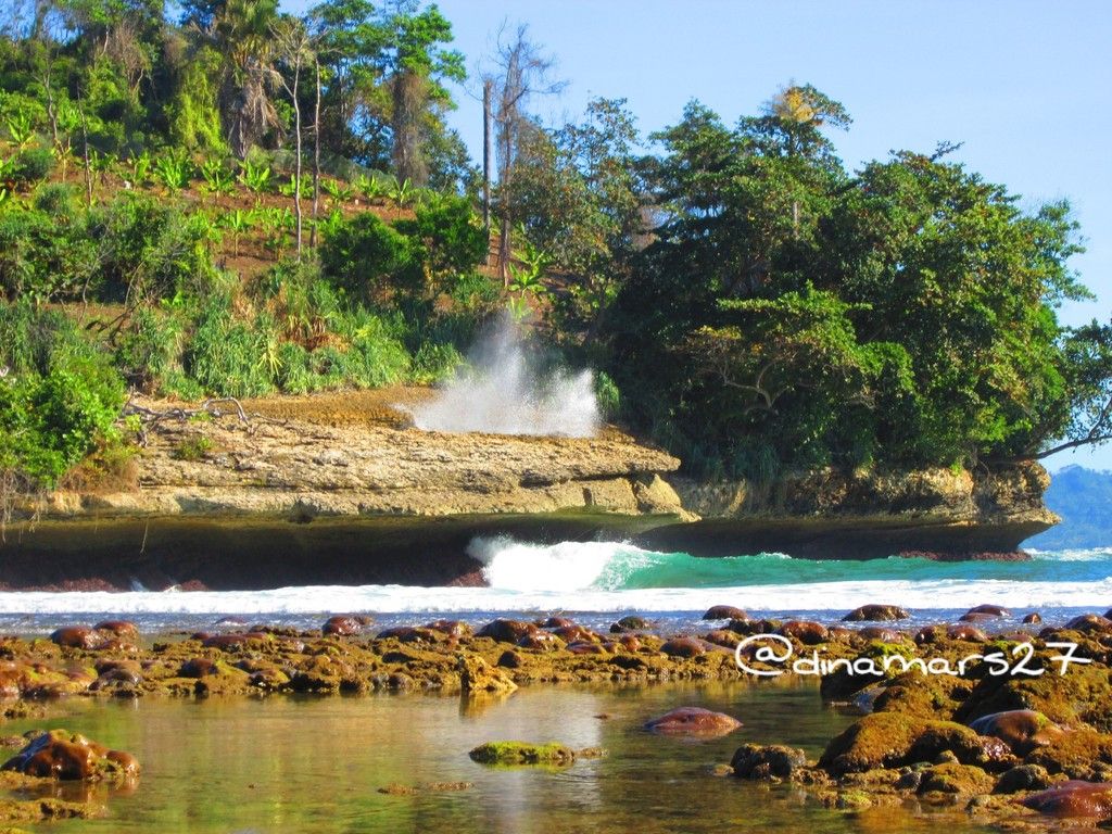 Ombak yang menghepas ke tengah bolongan karang Pantai Coro. (foto: dok.pri)